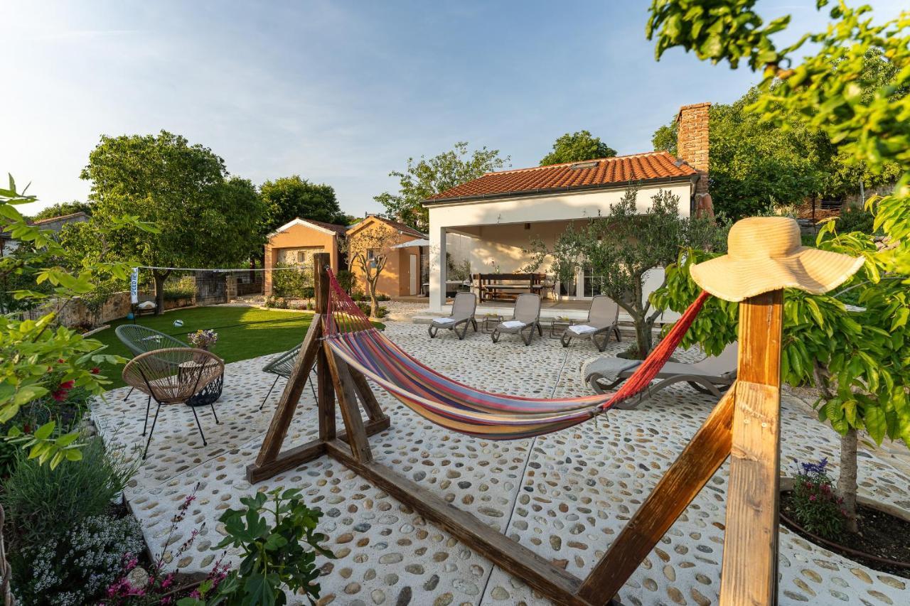 Holiday Home - Villa Thorak Anić Esterno foto