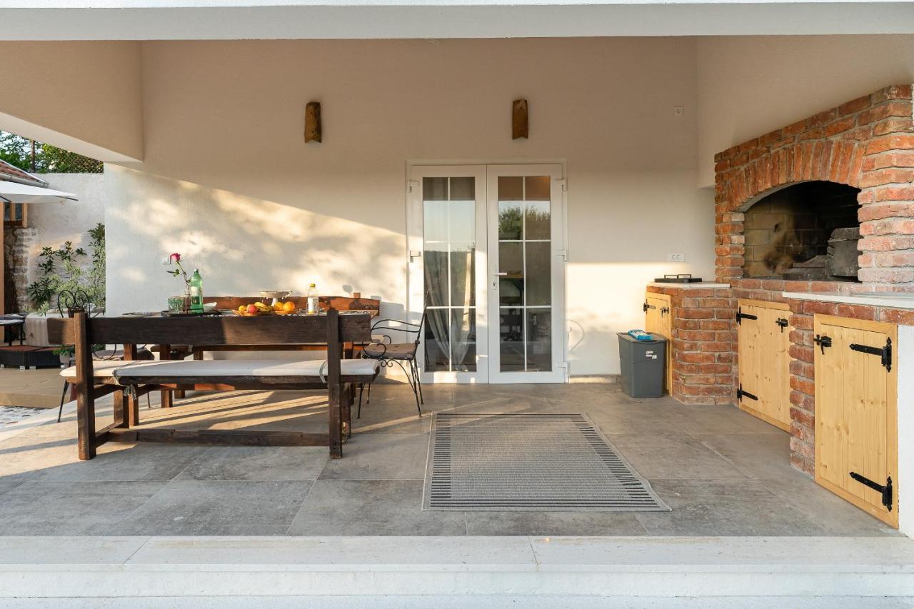 Holiday Home - Villa Thorak Anić Esterno foto