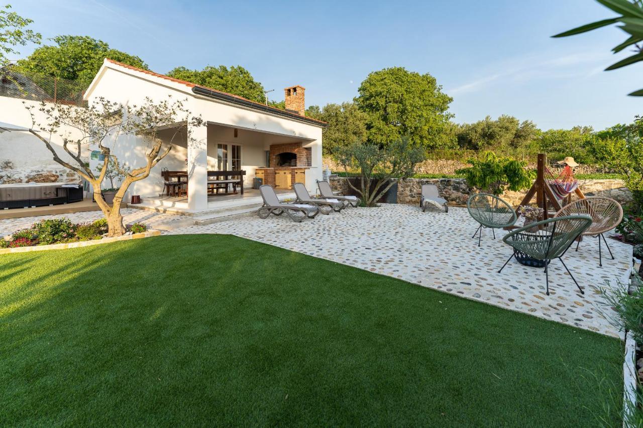 Holiday Home - Villa Thorak Anić Esterno foto