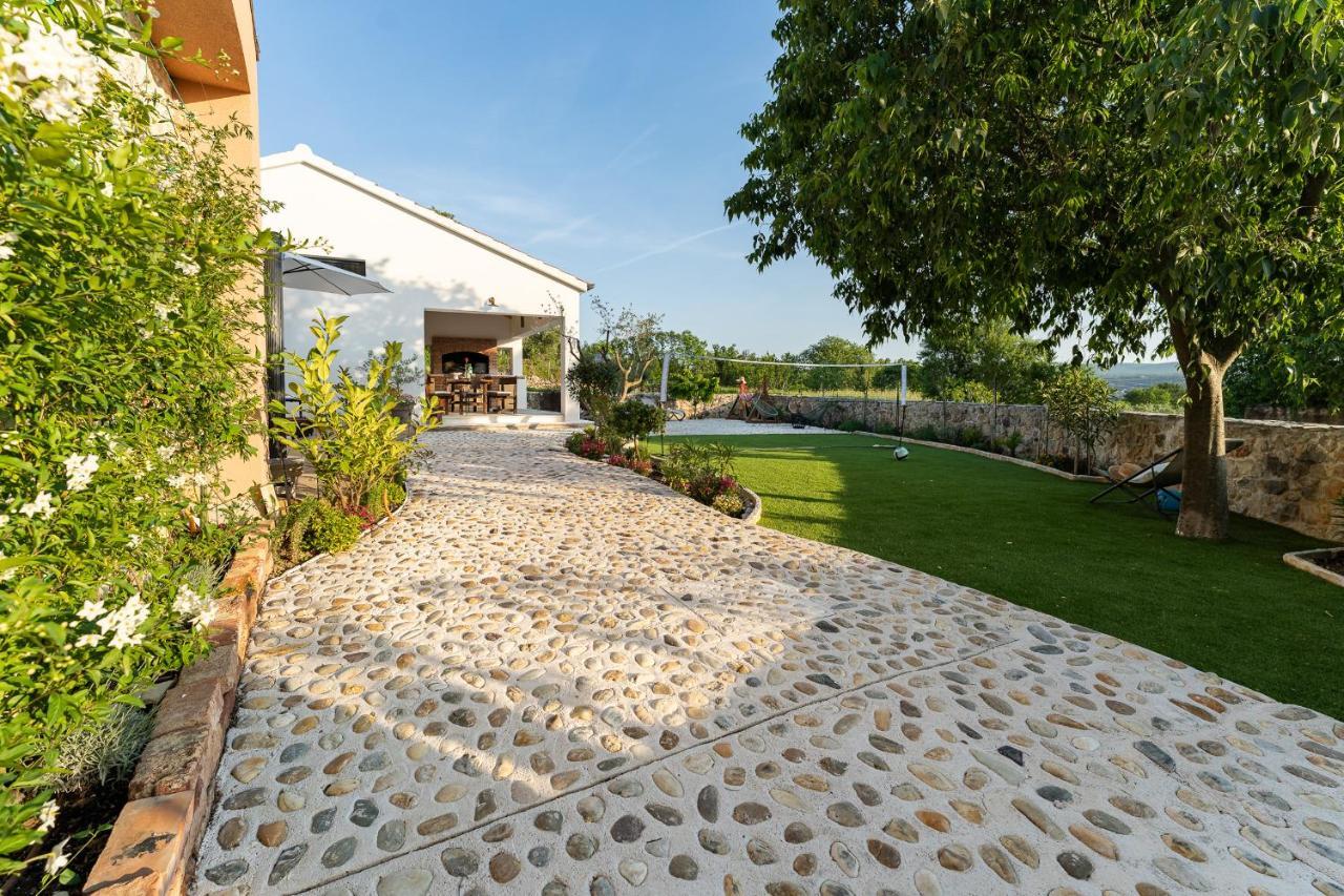 Holiday Home - Villa Thorak Anić Esterno foto